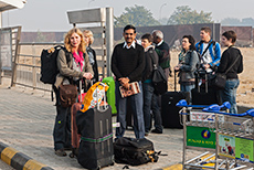 Andrea und unser Guide am Flughafen