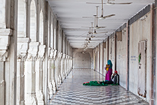 Säulengang im Gurudwara Bangla Sahib Tempel