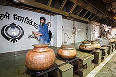 Gekocht wird in großen Kupferkesseln
