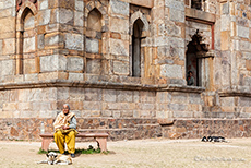 Alte Frau in den Lodi Gärten, Old Delhi