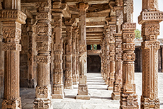 Unzählige Säulen im Qutb Minar Komplex