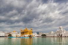 Der Goldene Tempel (Hari Mandir) im Nektarteich (Amrit Sarovar), Amritsar