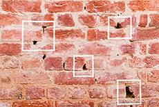 Einschusslöcher in der Wand am Jallianwala Bagh Denkmal