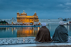 Pilger vor dem Goldenen Tempel, Amritsar