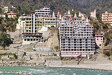 Hochhäuser und Tempel am Ganges, Rishikesh