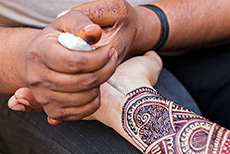 mit Henna verzierte Hand