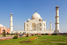 Blick vom Rasen aus auf das Taj Mahal