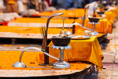 alles wird liebevoll vorbereitet für das Aarti am Ganges, Varanasi