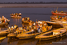 Auch auf dem Ganges finden sich die Zuschauer für das Aarti ein