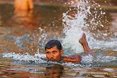 Vollwaschgang im Ganges, Varanasi