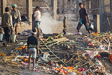 Menschen am Verbrennungsghat, Varanasi