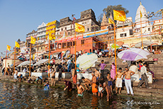 ... die hier die rituellen Waschungen im Ganges durchführen