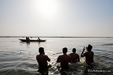 ... oder springen gleich ganz in den Ganges