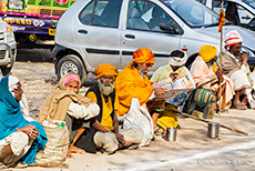 Bettler säumen den Weg zu den Ghats, Varanasi
