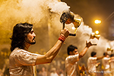 und immer wieder viel Rauch, Aarti in Varanasi