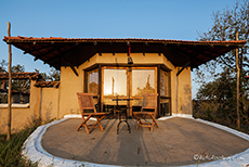 4 niedliche Häuschen gibt es in der Flame of the Forest Lodge, Kanha Nationalpark