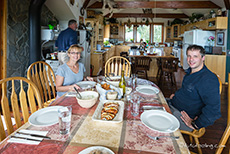 Shelia und Chris in der gemütlichen Küche der Alaska Homestead Lodge, Lake Clark Nationalpark, Alaska