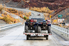 Jäger mit ihren ATV´s, Denali Highway, Alaska