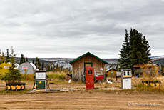 Alte Tankstelle unterwegs auf dem Top of the World Highway, Alaska