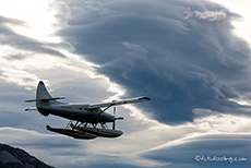 Wasserflugzeug kurz nach dem Start auf dem Swatka Lake, Kanada