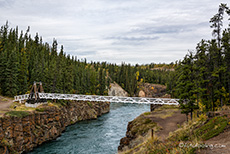 Eine kleine Hängebrücke führt über den Yukon River und den Miles Canyon, Kanada