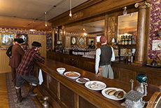 Bar mit Wachsfiguren in Skagway, Alaska