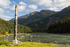 Totempfahl am Chilkoot River, Alaska