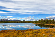 Idyllischer See mit St. Elias Mountains entlang des Alaska Highway, Yukon Territory, Kanada