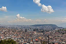 Ausblick vom El Panicillo auf Quito, Ecuador