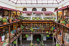 Patio (überdachter Innenhof) des Erzbischofspalastes, Quito, Ecuador