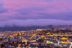 Blaue Stunde über Quito, Ecuador