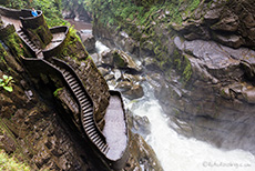 Eine Steintreppe führt an den Fuss des Wasserfall Pailon del Diablo