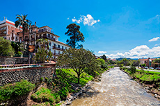 Las Casa del Barranco und historische Häuser am Rio Tomebamba, Cuenca