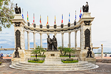 Malecón 2000 am Río Guayas, Denkmal für Bolívar und San Martín