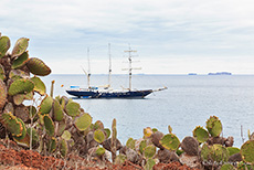 Unser Schiff ankert vor der Insel Rábida, Galapagos Inseln
