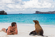 Chris mit seinem neuen Kumpel, Gardner Bay, Insel Espanola, Galapagos Inseln
