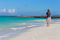 Andrea macht lieber Spuren in den Sand, Gardner Bay, Insel Espanola, Galapagos Inseln