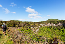 Chris wandert entlang der Los Gremolos (Zwillingskrater), Santa Cruz, Galapagos Inseln