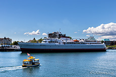 Wassertaxi und Kreuzfahrtschiff im Hafen von Victoria