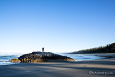 Chris auf einem Felsen bei Ebbe, Long Beach, Vancouver Island