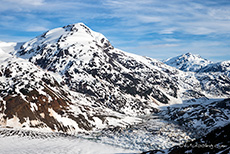 hohe schneebedeckte Berge und der Gletschersee