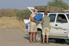 Tanken in der Kalahari