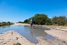 Wasserdurchfahrt auf dem Weg in die Kalahari