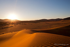 Sonnenaufgang über den Dünen der Namib