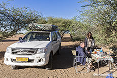kurze Frühstückspause auf der Campsite, Farm Gariganus, Namibia