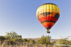Heißluftballon über dem Pilanesberg Nationalpark, Südafrika