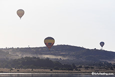Heißluftballone über dem Pilanesberg Nationalpark, Südafrika