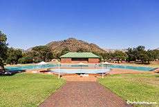 Bakgatla Camp mit Pool, Pilanesberg Nationalpark, Südafrika