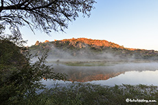nebliger Morgen am Maleme Dam, Matobo Nationalpark, Zimbabwe