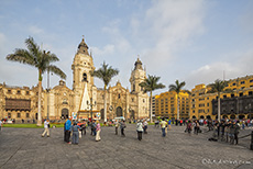 Sehr viele Polizisten standen auf dem Plaza de Armas (Plaza Mayor), Platz der Waffen, Lima